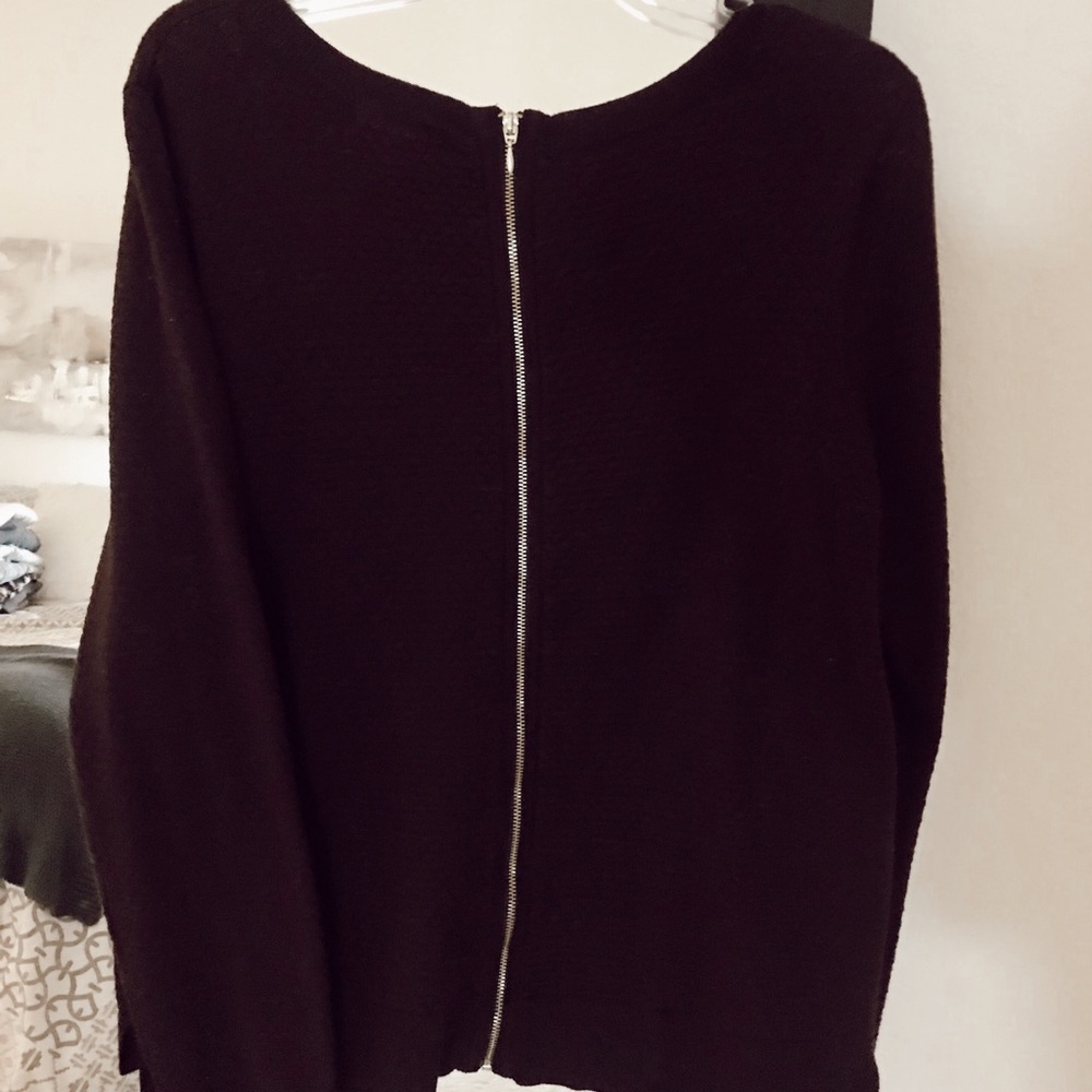 H&M MAROON SWEATER WITH ZIPPER DETAILED BACK
